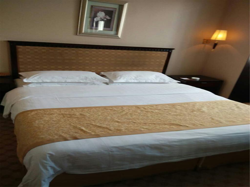 Datong Hongqi Grand Hotel Room photo